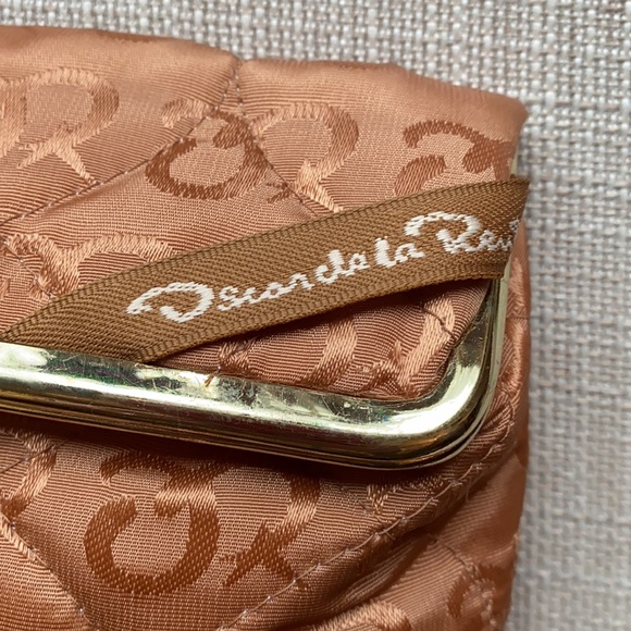 Oscar De La Renta VTG cosmetic bag! Luxury at your fingertips! 😎🥰 - Picture 2 of 6